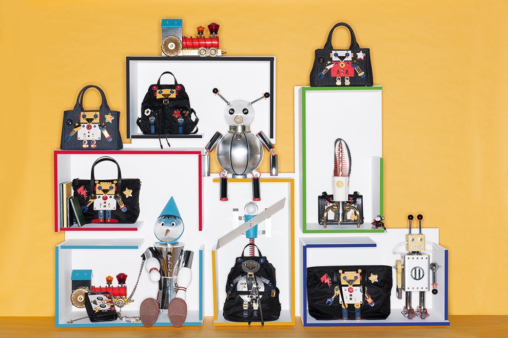 Аксессуары Prada с роботами аппликации и фигурки на рюкзаках сумках кошельках и брелоках | Vogue