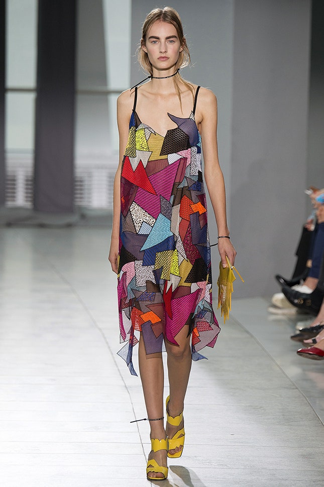 Яркие платья для вечеринок лучшие модели от Christopher Kane Emilio Pucci Dries Van Noten | Vogue
