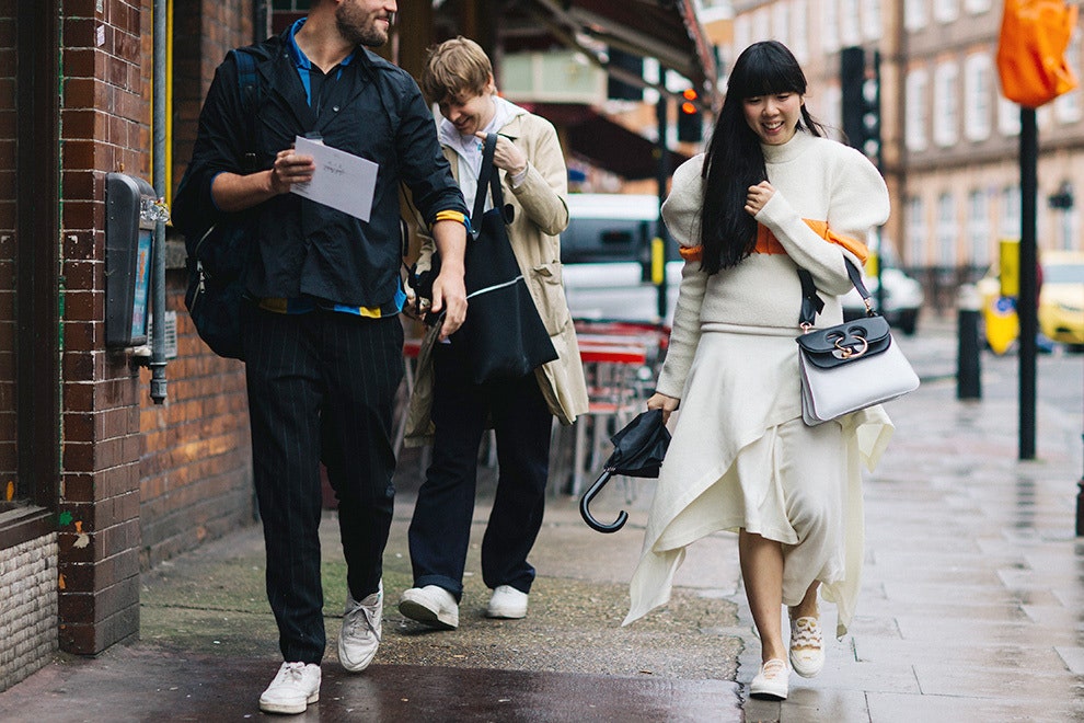 Неделя мужской моды в Лондоне streetstyle фото модниц на улицах столицы Великобритании | Vogue