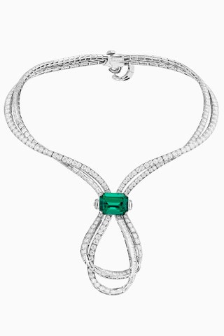 Колье Émeraude Entrelace из белого золота и платины с изумрудом и бриллиантами.