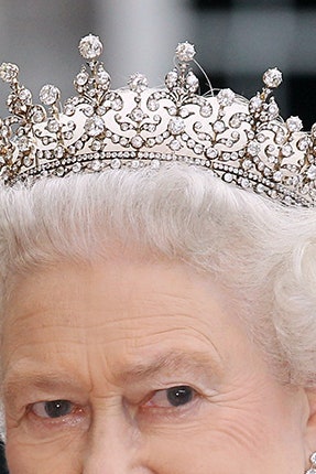 Тиары Garrard от британского ювелирного Дома к 90летию королевы Елизаветы II | Vogue