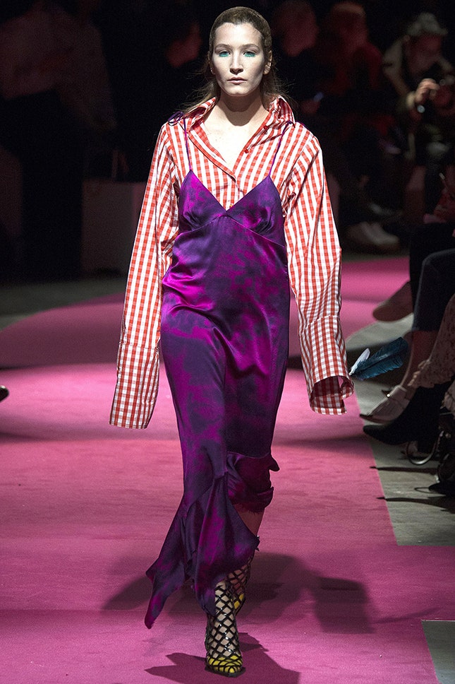 Как носить вещи в бельевом стиле комбинации бюстье и корсеты поверх одежды | Vogue