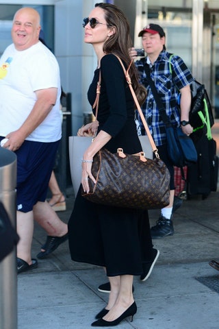 Анджелина Джоли с сумкой Louis Vuitton.