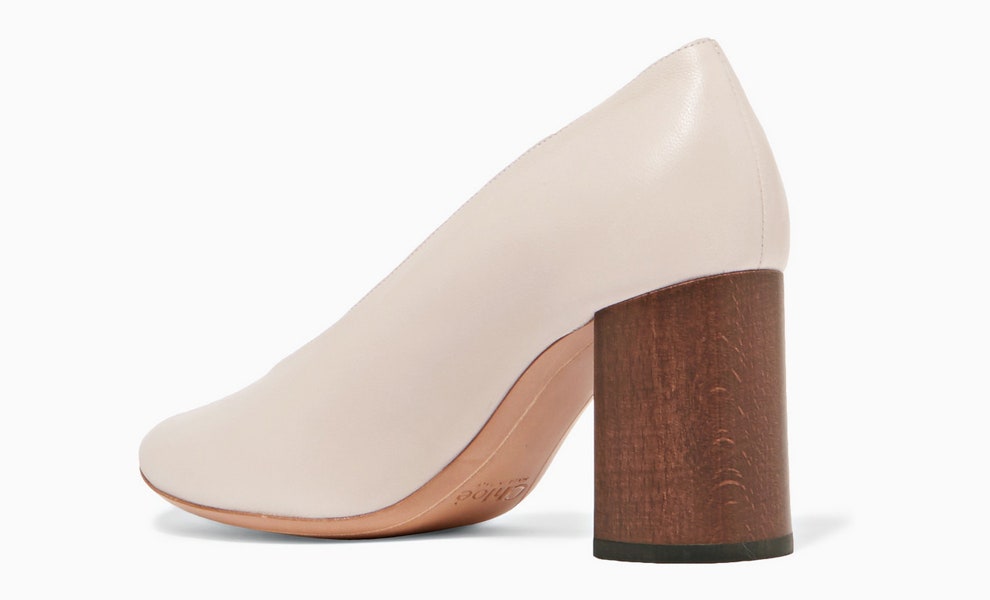 Туфли Chlo пыльнобежевого оттенка на устойчивом деревянном каблуке | Vogue