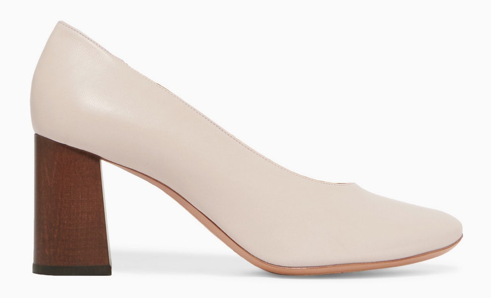 Туфли Chlo пыльнобежевого оттенка на устойчивом деревянном каблуке | Vogue