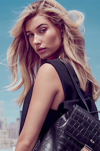 Хейли Болдуин и The Daily Edited выпустили коллекцию сумок TheHaileyEdited | Vogue