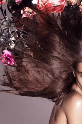 Андреа Дьякону в рекламе аромата Flowerbomb от Viktor  Rolf фото и интервью с моделью | Vogue