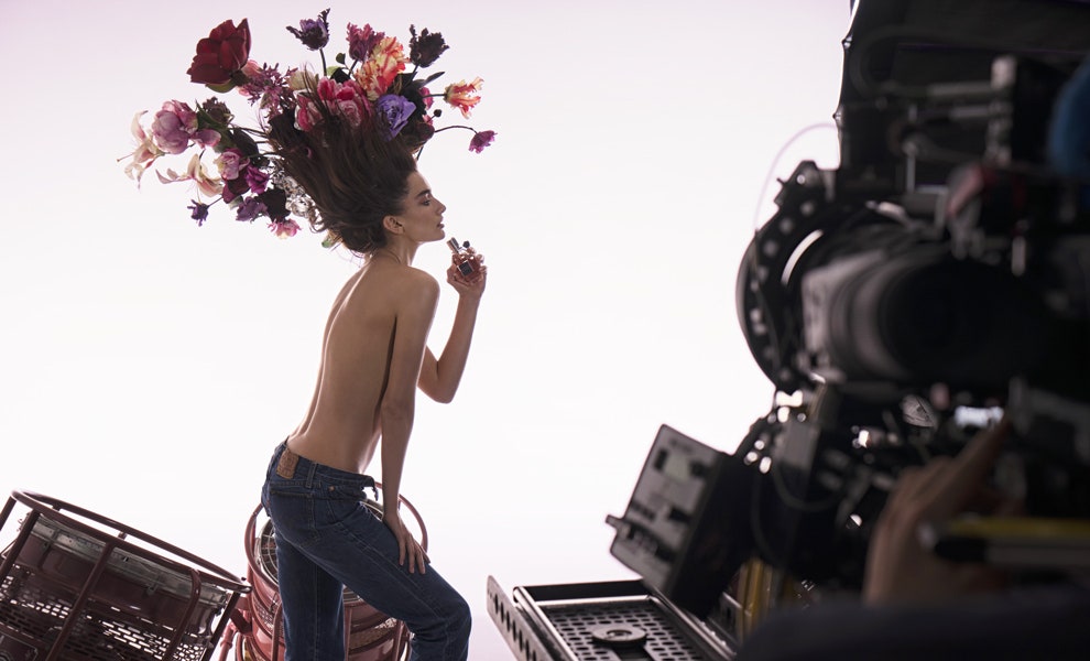 Андреа Дьякону в рекламе аромата Flowerbomb от Viktor  Rolf фото и интервью с моделью | Vogue