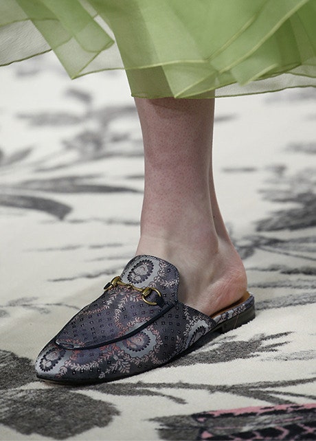 Модная обувь на лето  фото шлепки бабуши мюли