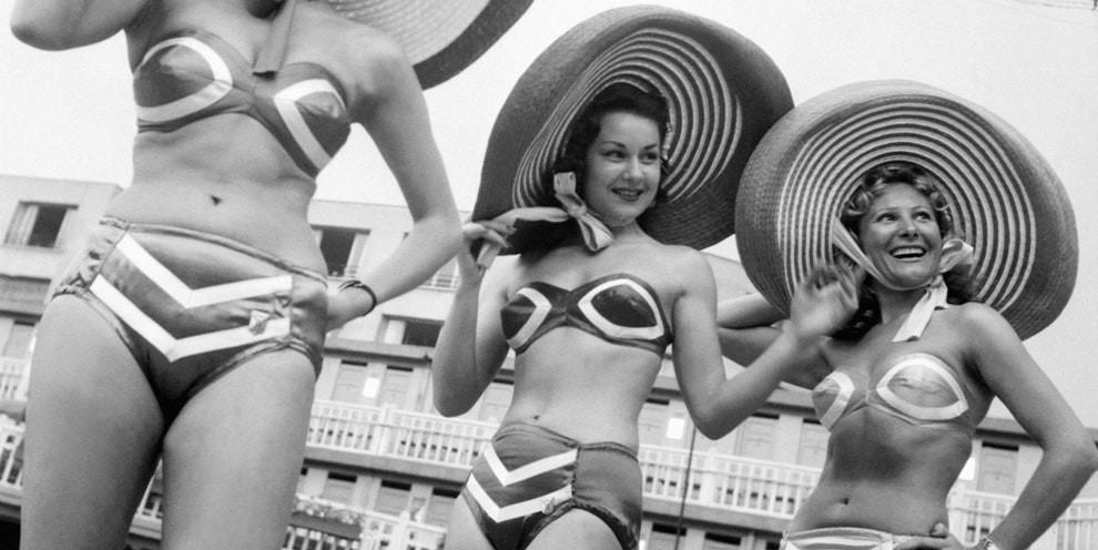 Бикини 70 лет фото с презентации первых моделей купальника в бассейне Molitor в Париже | Vogue