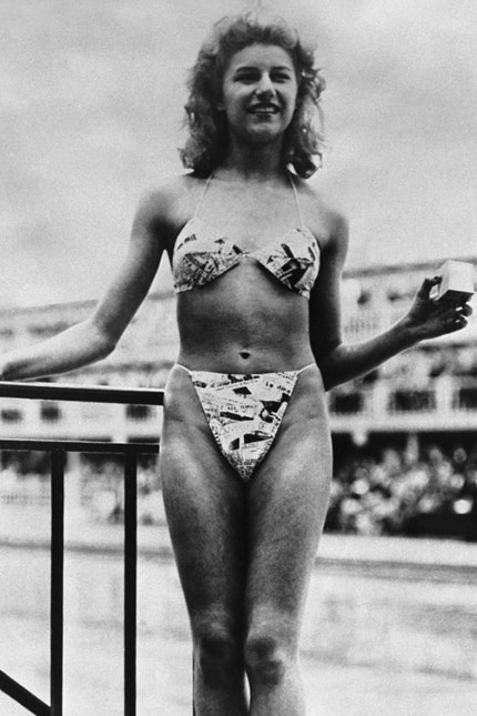 Бикини 70 лет фото с презентации первых моделей купальника в бассейне Molitor в Париже | Vogue