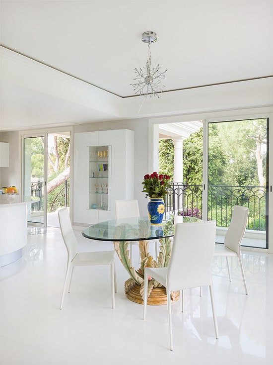 Дом ювелира Каролин Гаспар на Лазурном Берегу фото интерьеров в белом цвете | Vogue