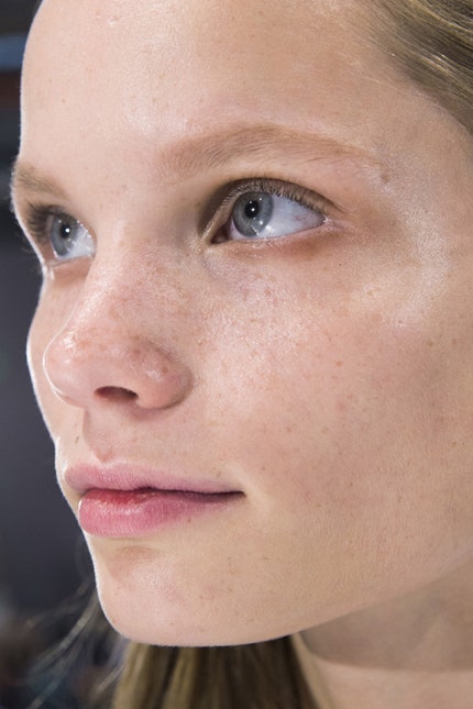 Gym Skin как сделать модный макияж с эффектом влажной кожи | Vogue