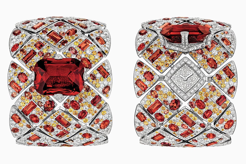 Часы Chanel Signature Grenat из коллекции Les Éternelles с циферблатом под гранатом | Vogue