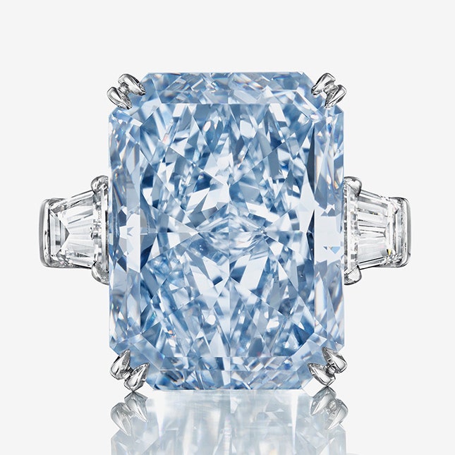Голубая мечта: очередной рекорд среди цветных бриллиантов на торгах Christie's
