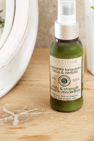 Новинки L'Occitane сыворотка для укрепления волос и омолаживающий крем для рук | Vogue
