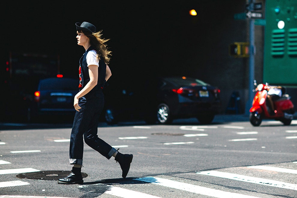 Неделя мужской моды в НьюЙорке лучшие женские образы на стритстайлфото | Vogue