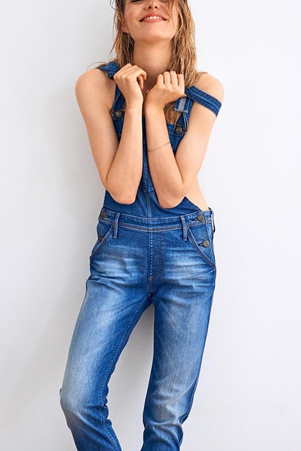 Летние джинсовые комбинезоны Lee Bib из тонкого облегченного денима | Vogue