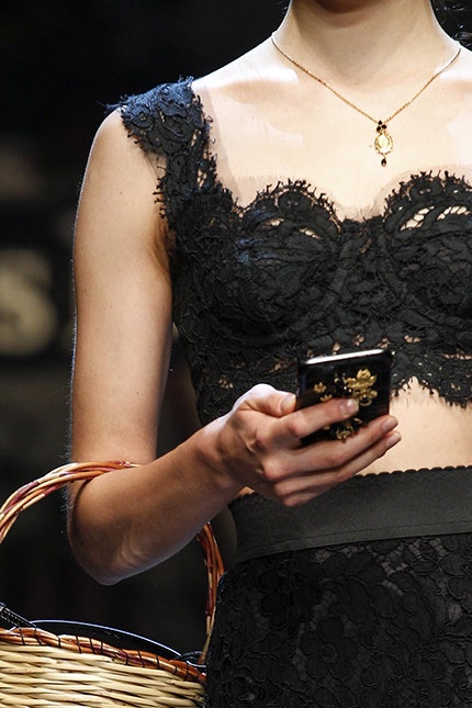 Сумкикорзинки модные плетеные аксессуары для лета на фото знаменитостей | Vogue