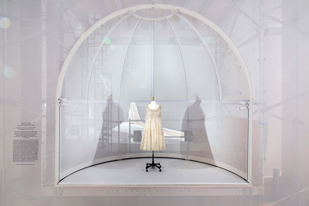Выставка Manus x Machina в музее Metropolitan посвященная связи моды и технологий | Vogue