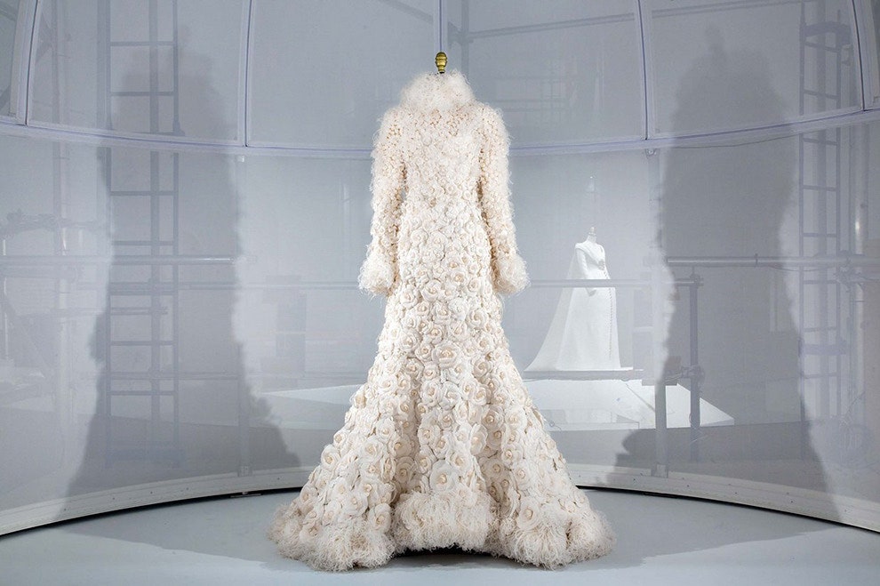 Выставка Manus x Machina в музее Metropolitan посвященная связи моды и технологий | Vogue