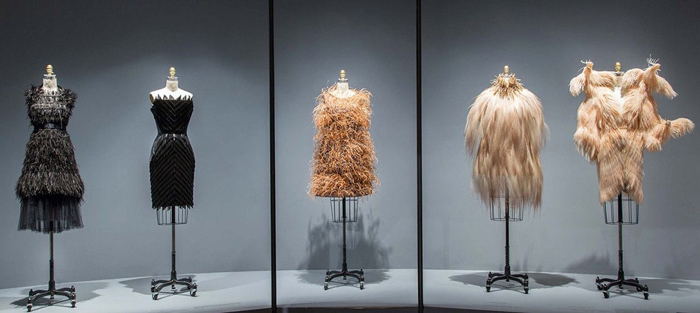 Выставка Manus x Machina в музее Metropolitan посвященная связи моды и технологий | Vogue