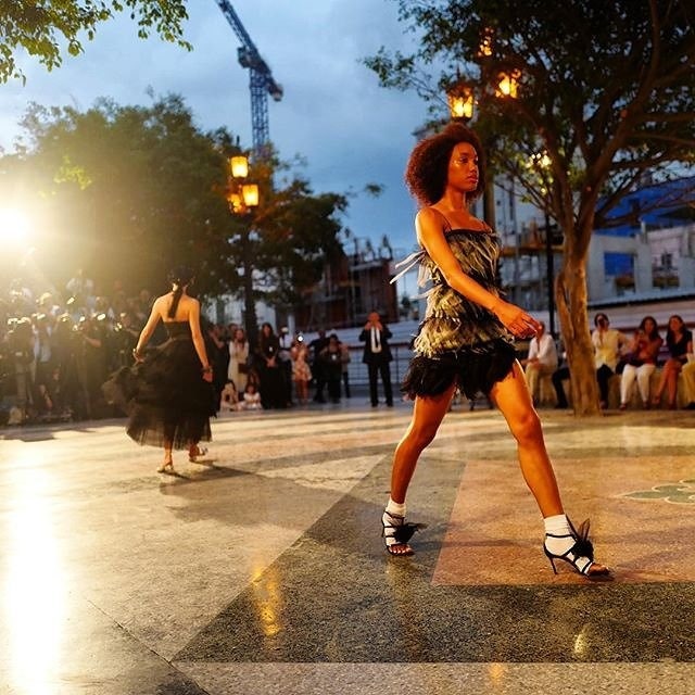Круизное шоу Chanel в Гаване фото гостей лучшие вещи показа и выход Карла Лагерфельда | Vogue
