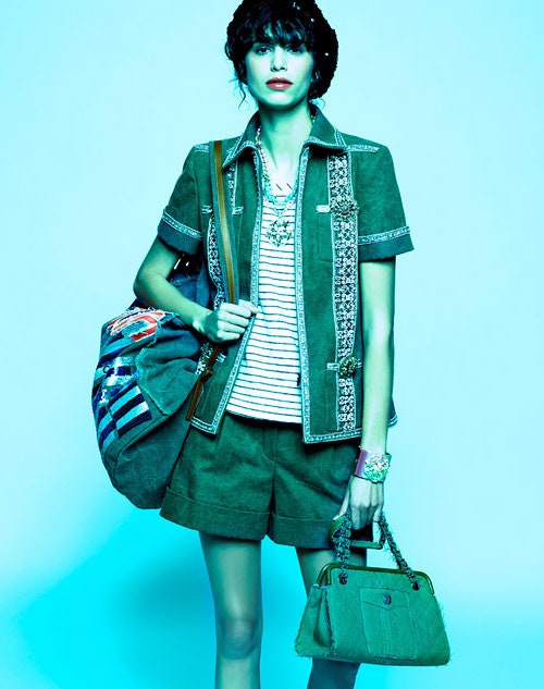 Лукбук круизной коллекции Chanel с Микой Арганараз в роли молодой Коко Шанель | Vogue
