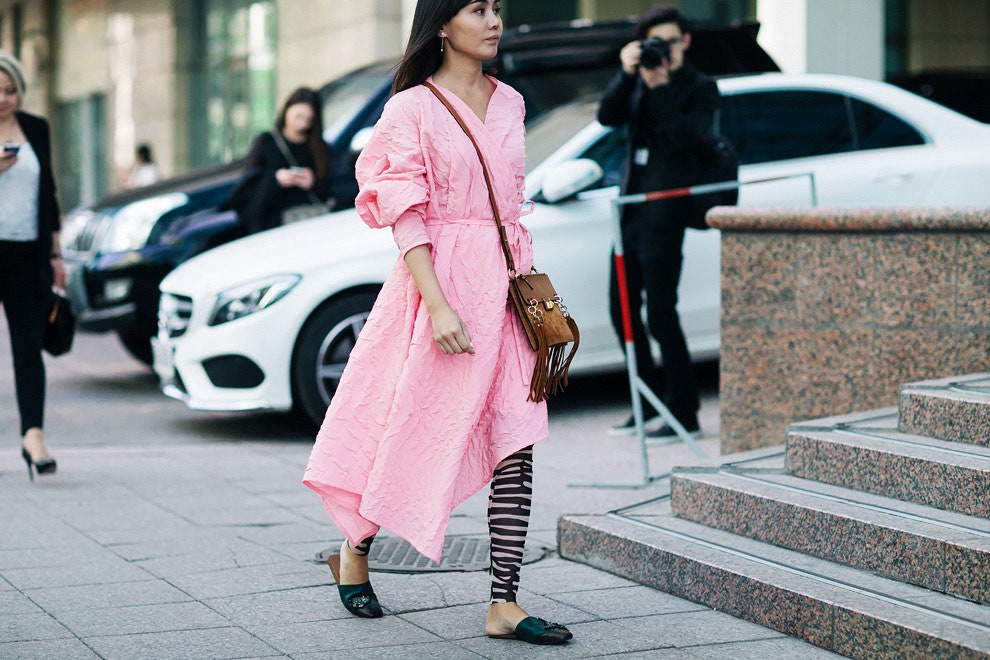 Неделя моды MerсedesBenz в Алматы стритстайлфото гостей показов | Vogue