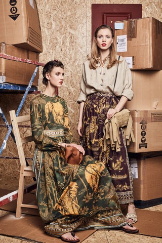 На Алёше платье Valentino 245500 руб. cандалии Valentino Garavani 68500 руб. сумка Loewe 78700 руб. На Юле туника Loewe...