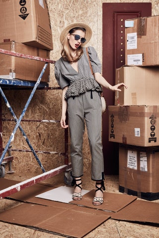 Шляпа Lanvin 33350 руб. очки Christian Dior 30820 руб. жакет и брюки Isa Arfen 71650 руб. и 59200 руб. босоножки...
