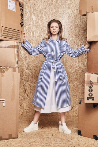 Плащ Céline 212500 руб. юбка Céline 66350 руб. кеды Céline 59950 руб.