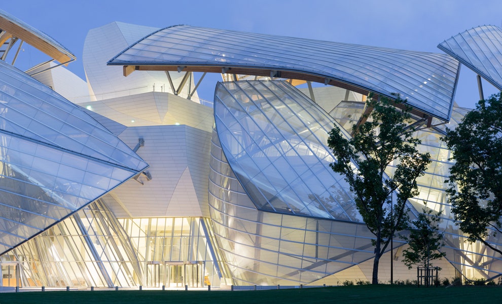 Благотворительный аукцион Натальи Водяновой на вечере Love Ball в Fondation Louis Vuitton | Vogue