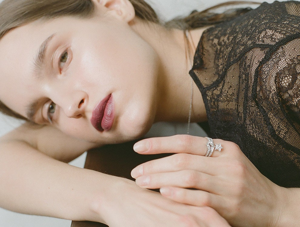 Ювелирные украшения Chanel кольца серьги и колье из золота в съемке Vogue | Vogue