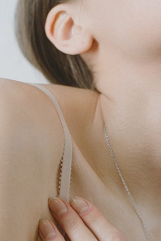 Ювелирные украшения Chanel кольца серьги и колье из золота в съемке Vogue | Vogue