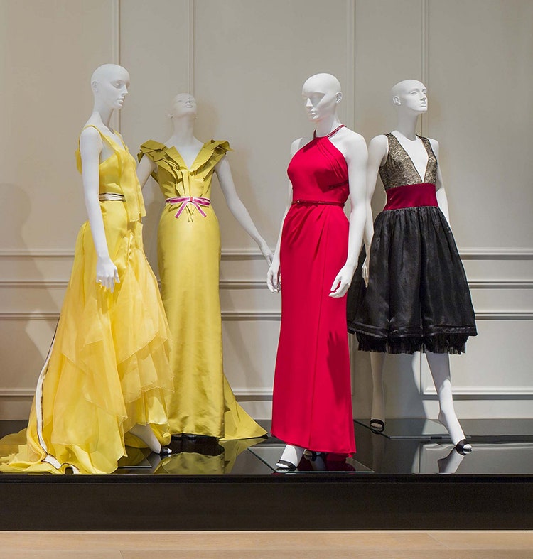 Выставка Каролины Эрреры в музее SCAD лучшие наряды за 35 лет работы дизайнера | Vogue