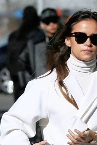 Сумка Nina от Gabriela Hearst где купить аксессуар и в чем причина его популярности у модниц | Vogue