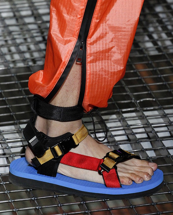 Резиновые сандалии — самая модная и удобная обувь для лета