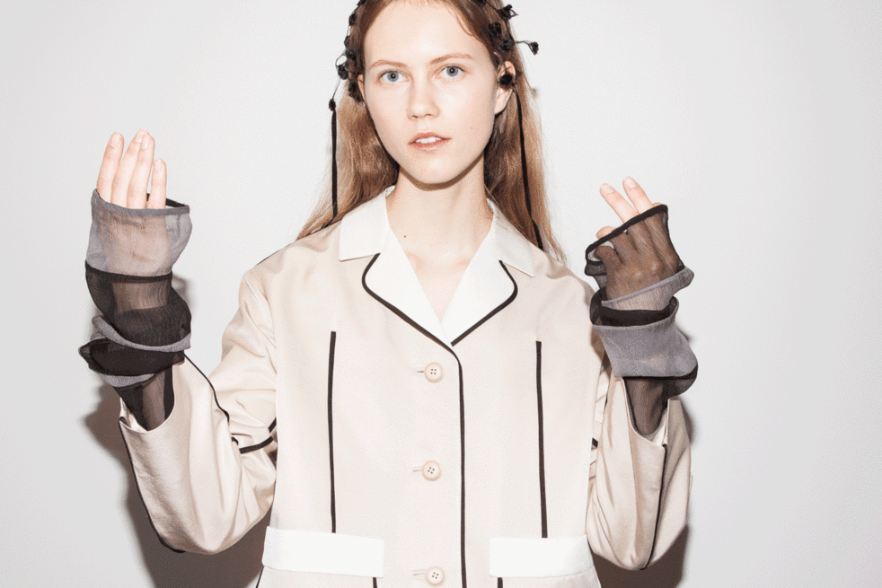 Аксессуар из сетки из весенней коллекции Prada можно носить как воротничок вуаль или колье | Vogue