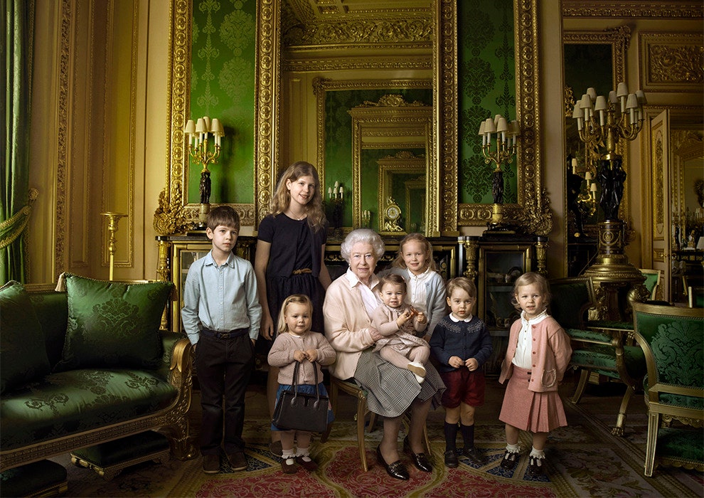 Фото королевы Елизаветы II в семейном кругу в честь 90летия снимки Энни Лейбовиц | Vogue
