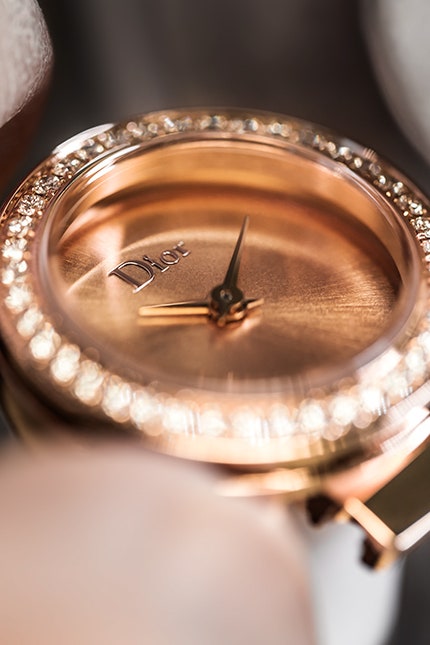 La D de Dior новая версия часов с золотыми браслетами оформленными под шелковые ленты | Vogue