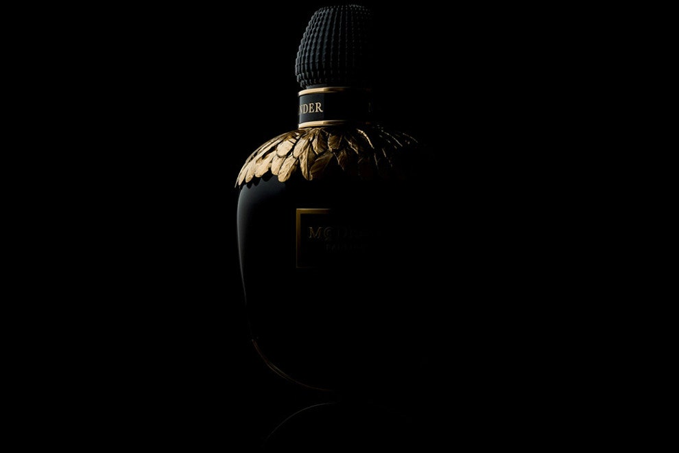 Alexander McQueen запустит аромат McQueen Perfume и постоянную парфюмерную линию | Vogue