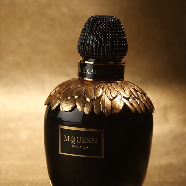 Alexander McQueen запускает аромат McQueen Perfume и полноценную парфюмерную линию