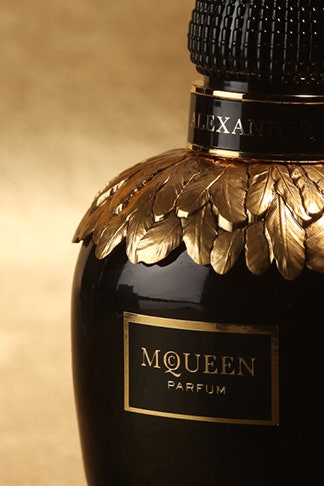 Alexander McQueen запустит аромат McQueen Perfume и постоянную парфюмерную линию | Vogue