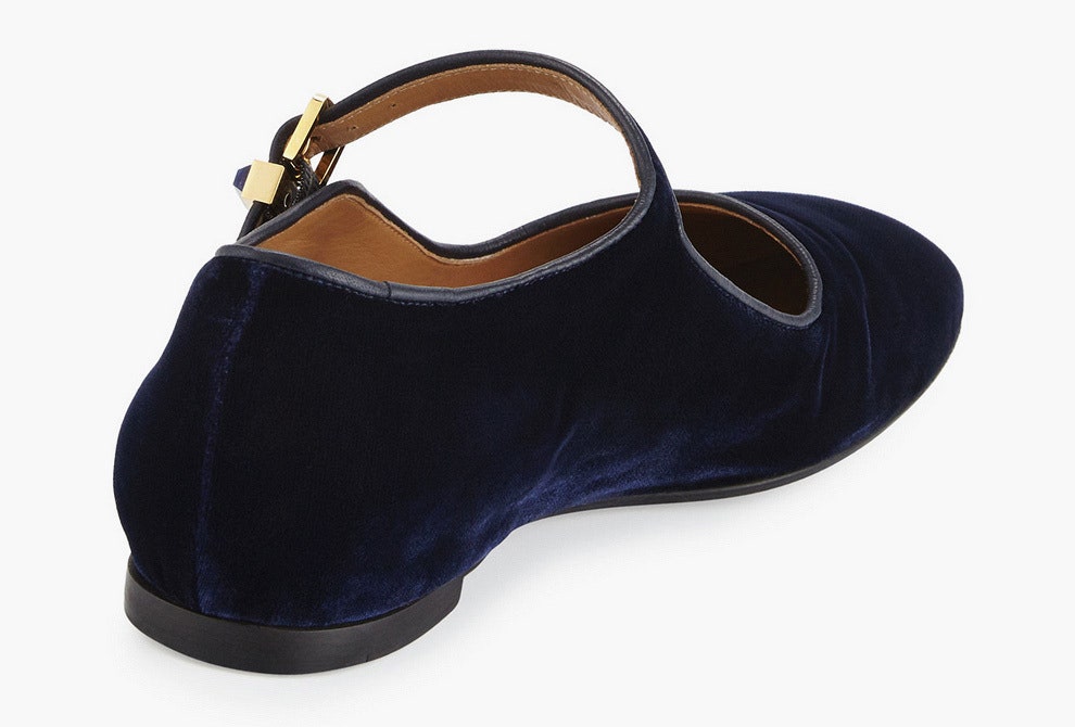 Балетки Ava из коллекции The Row от сестер Олсен темносиние бархатные туфли | Vogue