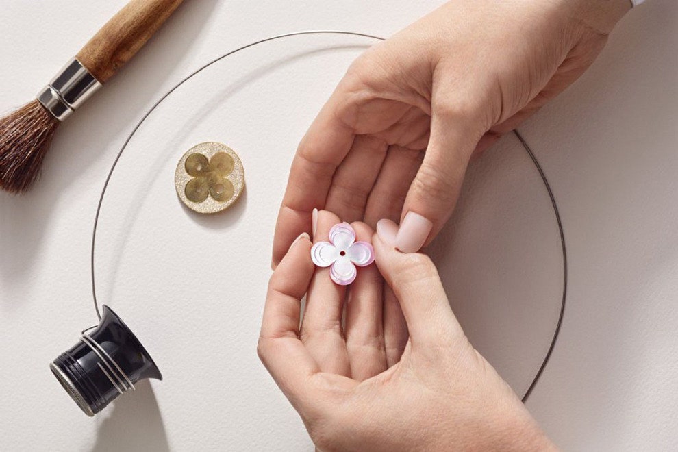 Часы Louis Vuitton Blossom Tambour Monogram в розовом и голубом цвете | Vogue