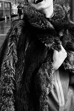 Осенняя коллекция Tods лофферы вдохновленные образом Твигги и сумки Джин Шримптон | Vogue