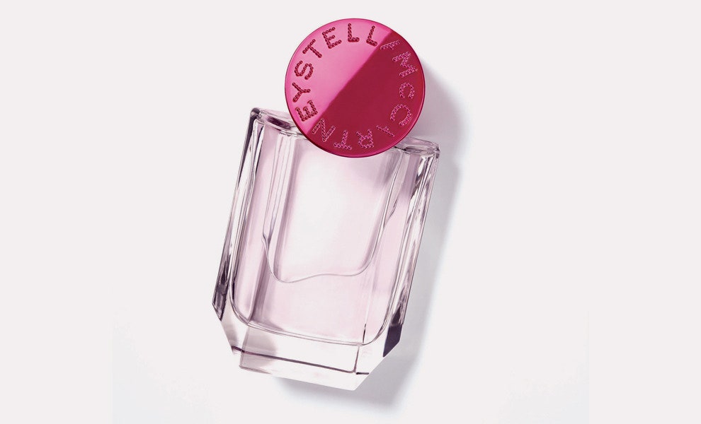 Розовая коллекция Stella McCartney в честь аромата Pop футболка обувь и аксессуары | Vogue