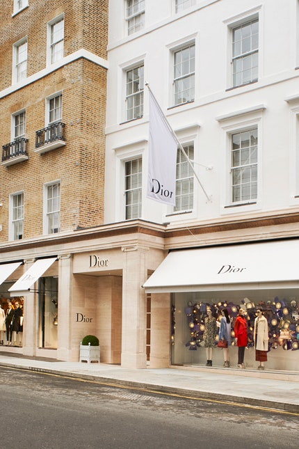 Артобъекты Dior для дома тарелки вазы и пепельницы в новом бутике марки в Лондоне | Vogue