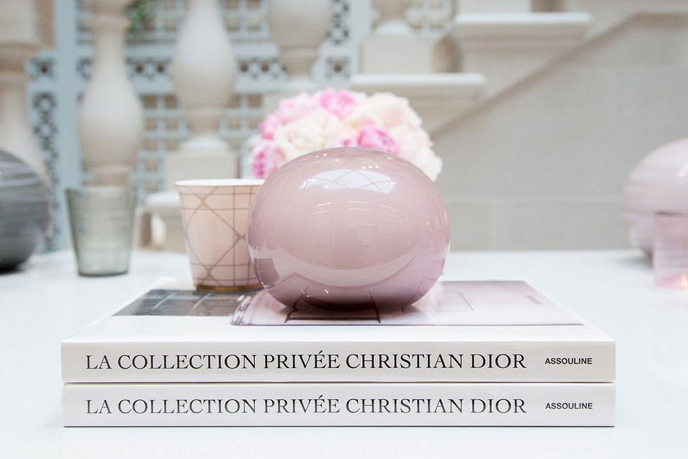 Артобъекты Dior для дома тарелки вазы и пепельницы в новом бутике марки в Лондоне | Vogue